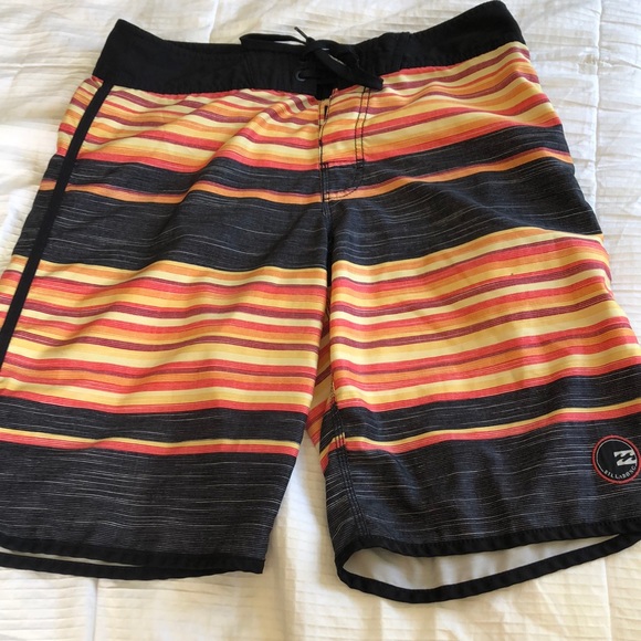 Billabong men’s board shorts. 32